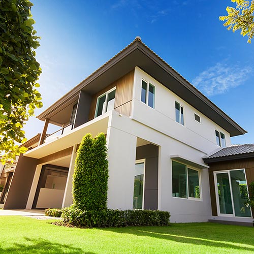 Ein modernes Einfamilienhaus mit Garten